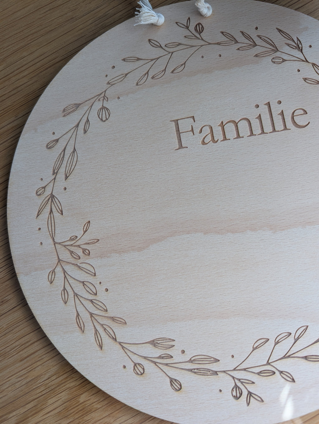 Personalisiertes Türschild "Familie" aus Birkenholz mit Blätterkranz | Namensschild