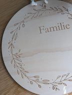 Personalisiertes Türschild "Familie" aus Birkenholz mit Blätterkranz | Namensschild