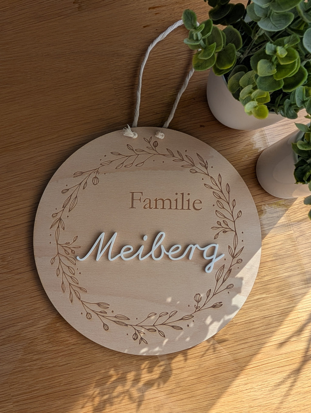Personalisiertes Türschild "Familie" aus Birkenholz mit Blätterkranz | Namensschild