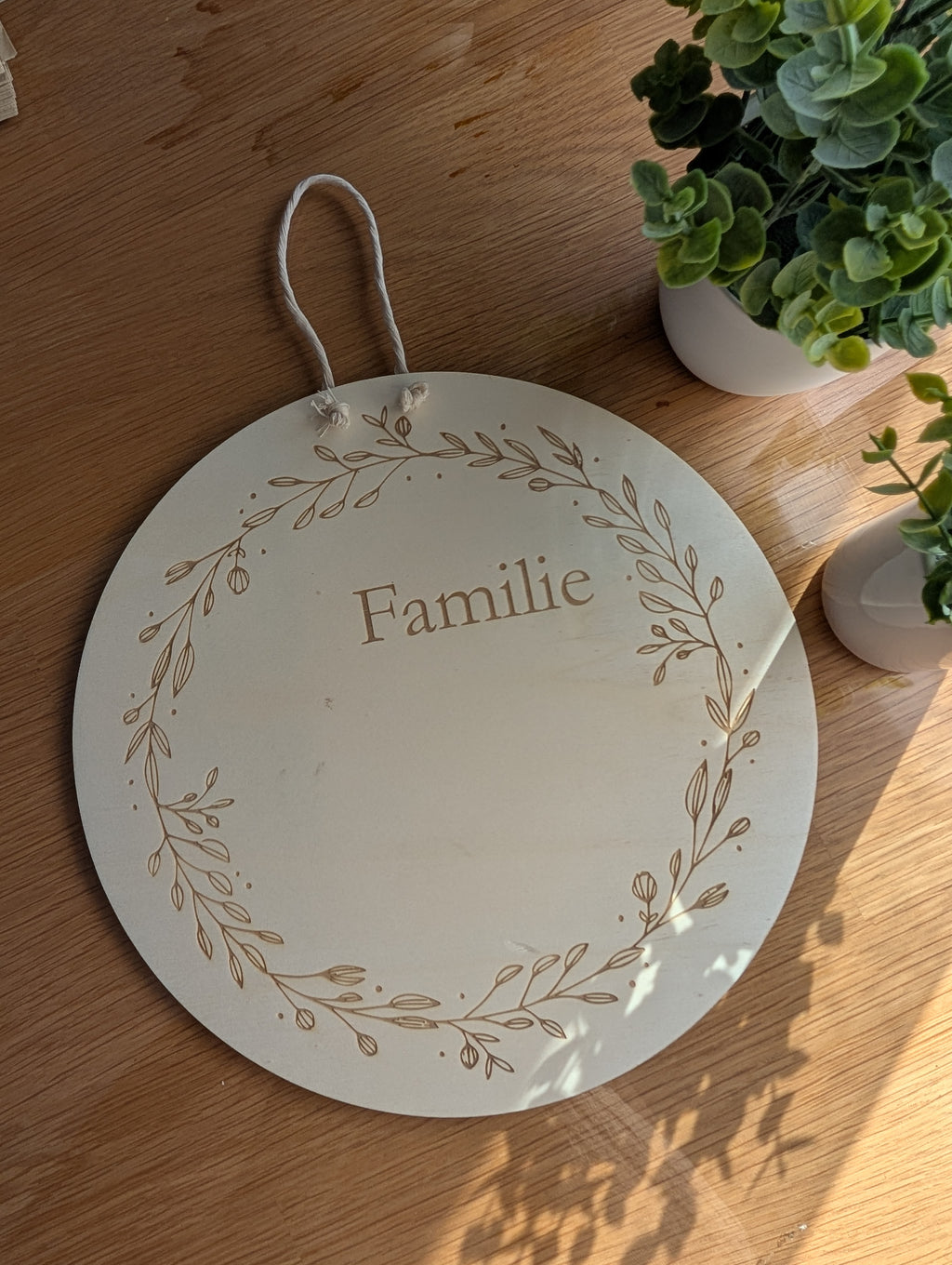 Personalisiertes Türschild "Familie" aus Birkenholz mit Blätterkranz | Namensschild