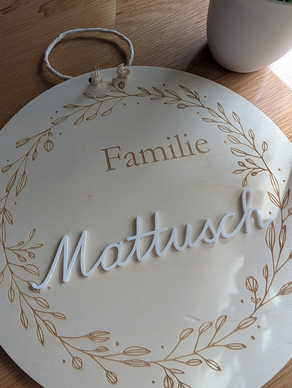 Personalisiertes Türschild "Familie" aus Birkenholz mit Blätterkranz | Namensschild