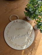 Personalisiertes Türschild "Familie" aus Birkenholz mit Blätterkranz | Namensschild