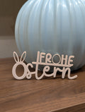 Schriftzug ,,Frohe Ostern'' mit Hasenohren