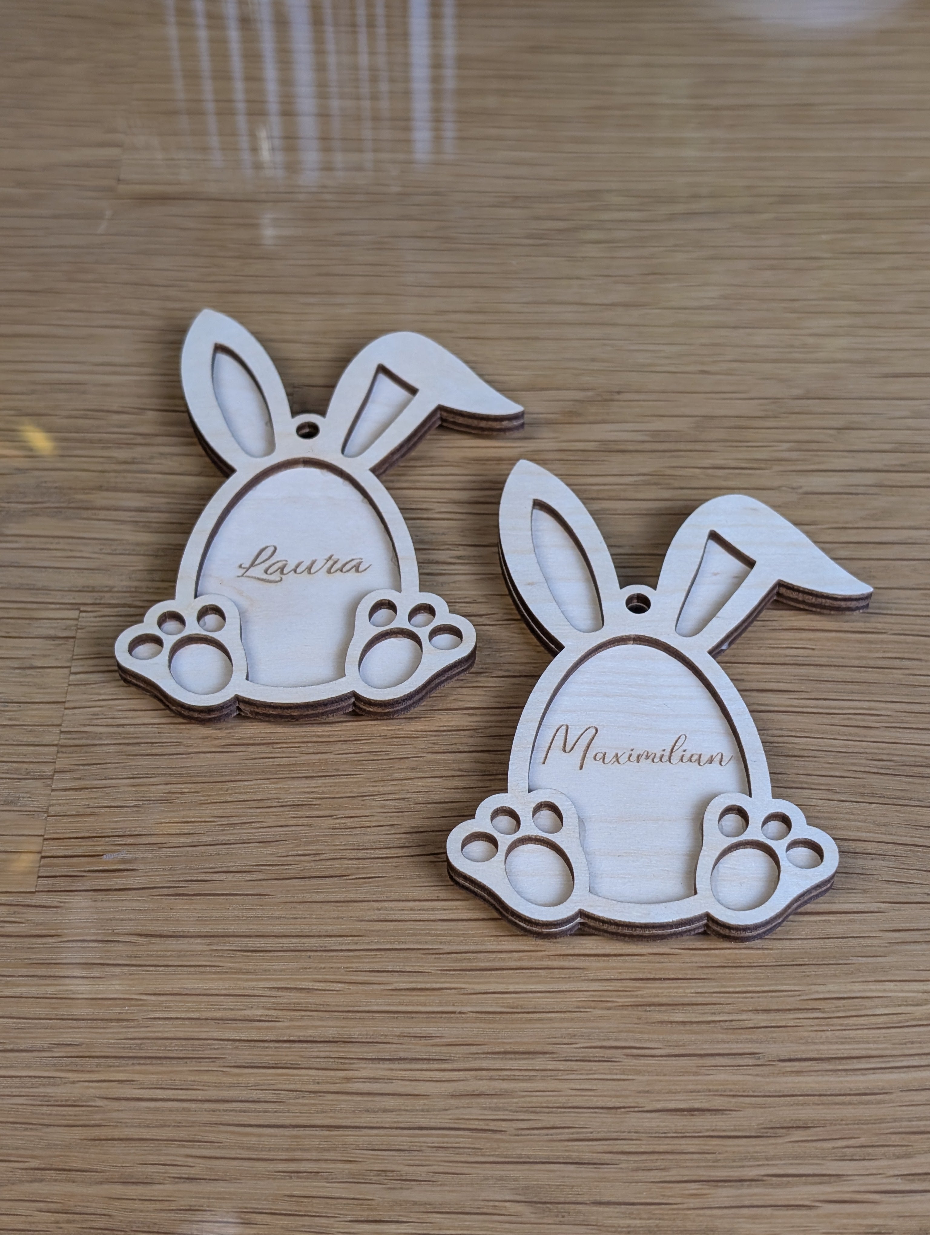 Personalisierter Hasen-Anhänger „Pfötchen“ aus Birkenholz