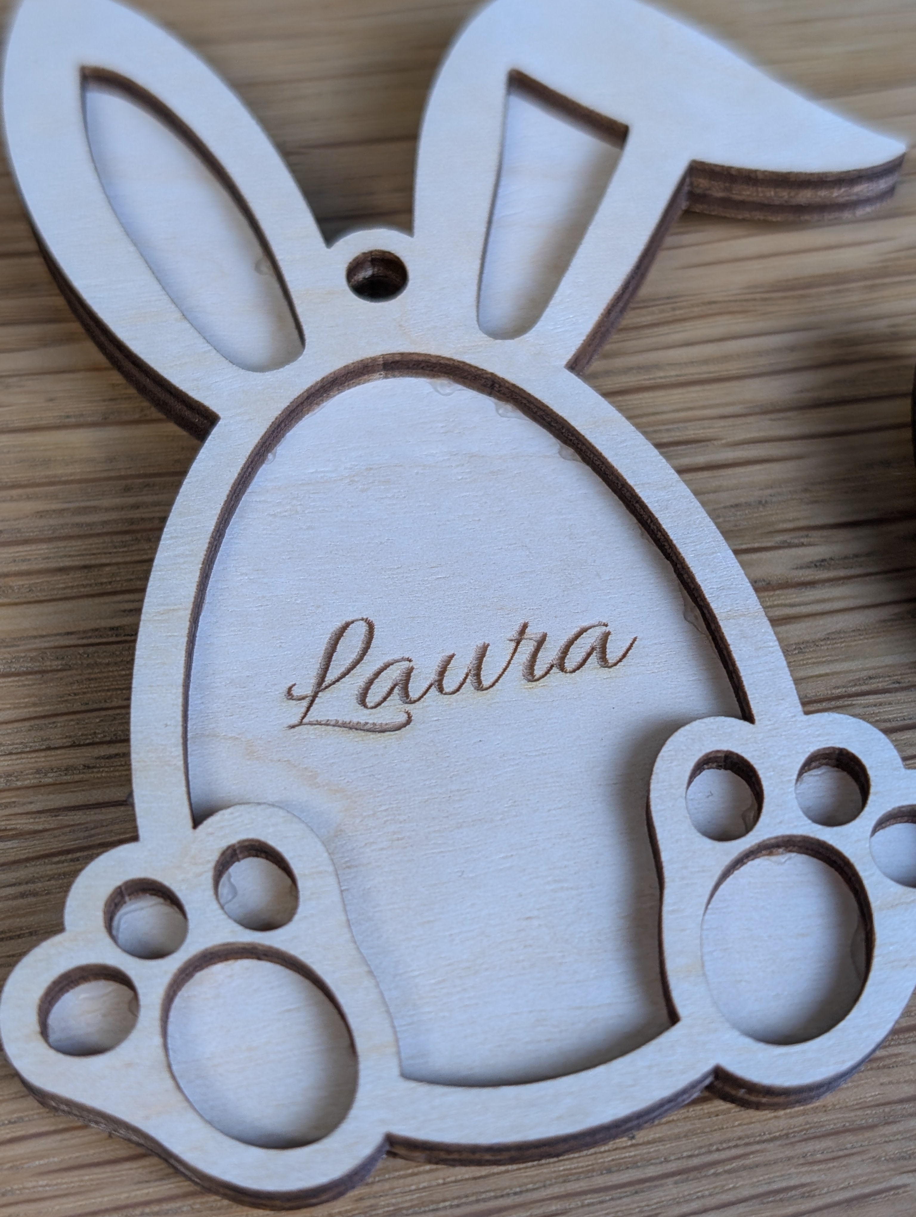 Personalisierter Hasen-Anhänger „Pfötchen“ aus Birkenholz