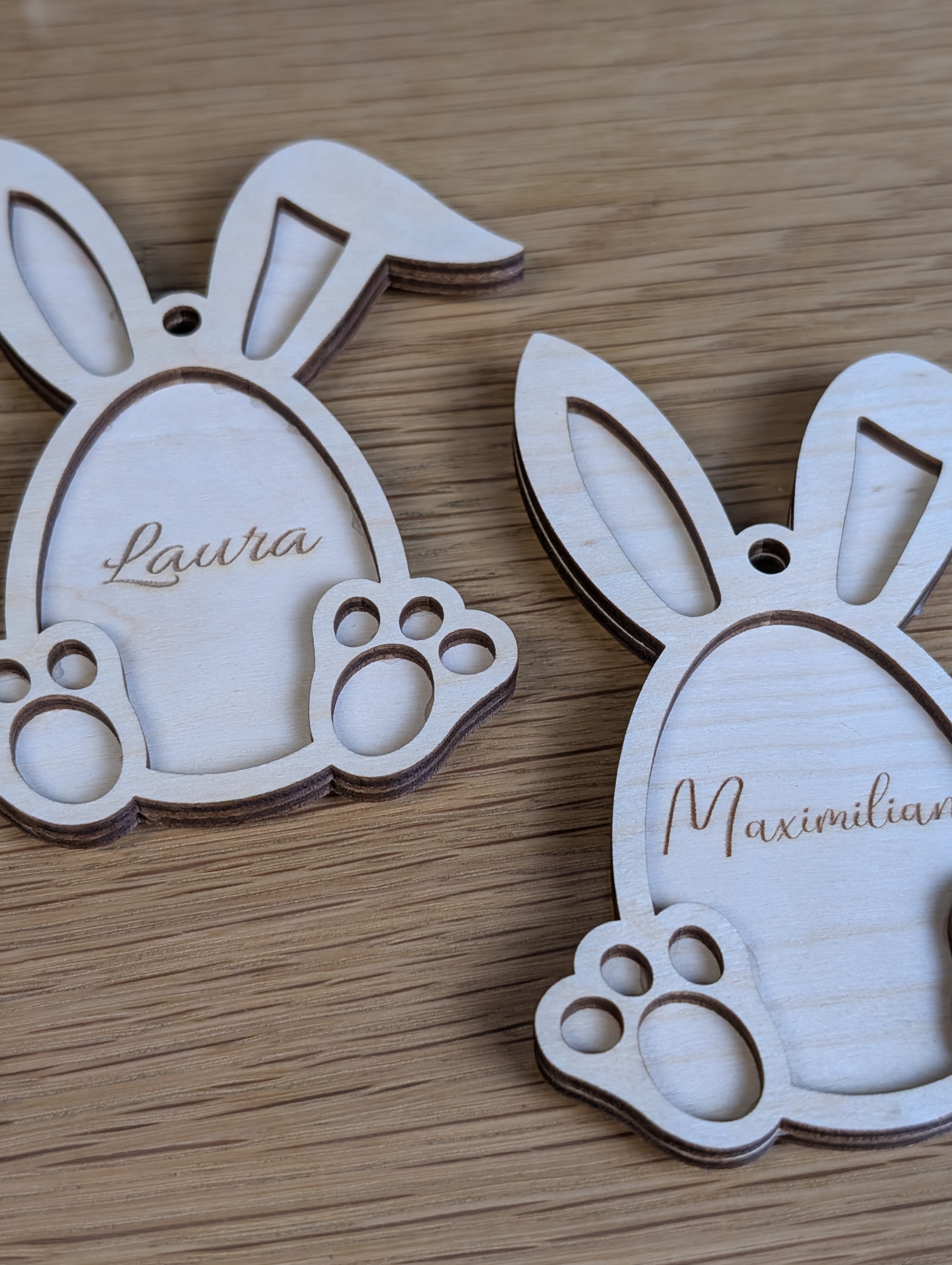 Personalisierter Hasen-Anhänger „Pfötchen“ aus Birkenholz