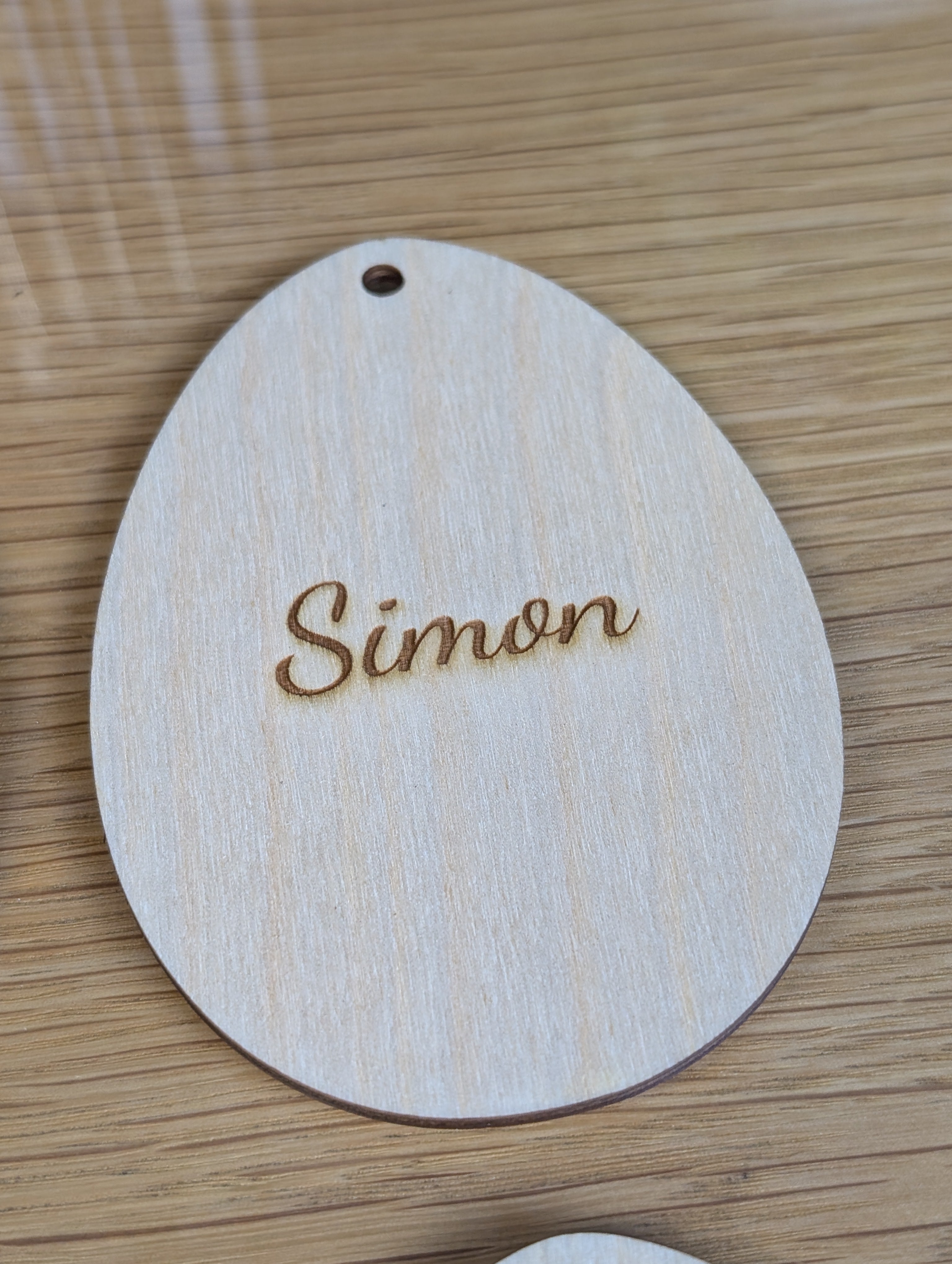 Personalisierte Ei-Plakette „Minimal“ – Birkenholz Pur