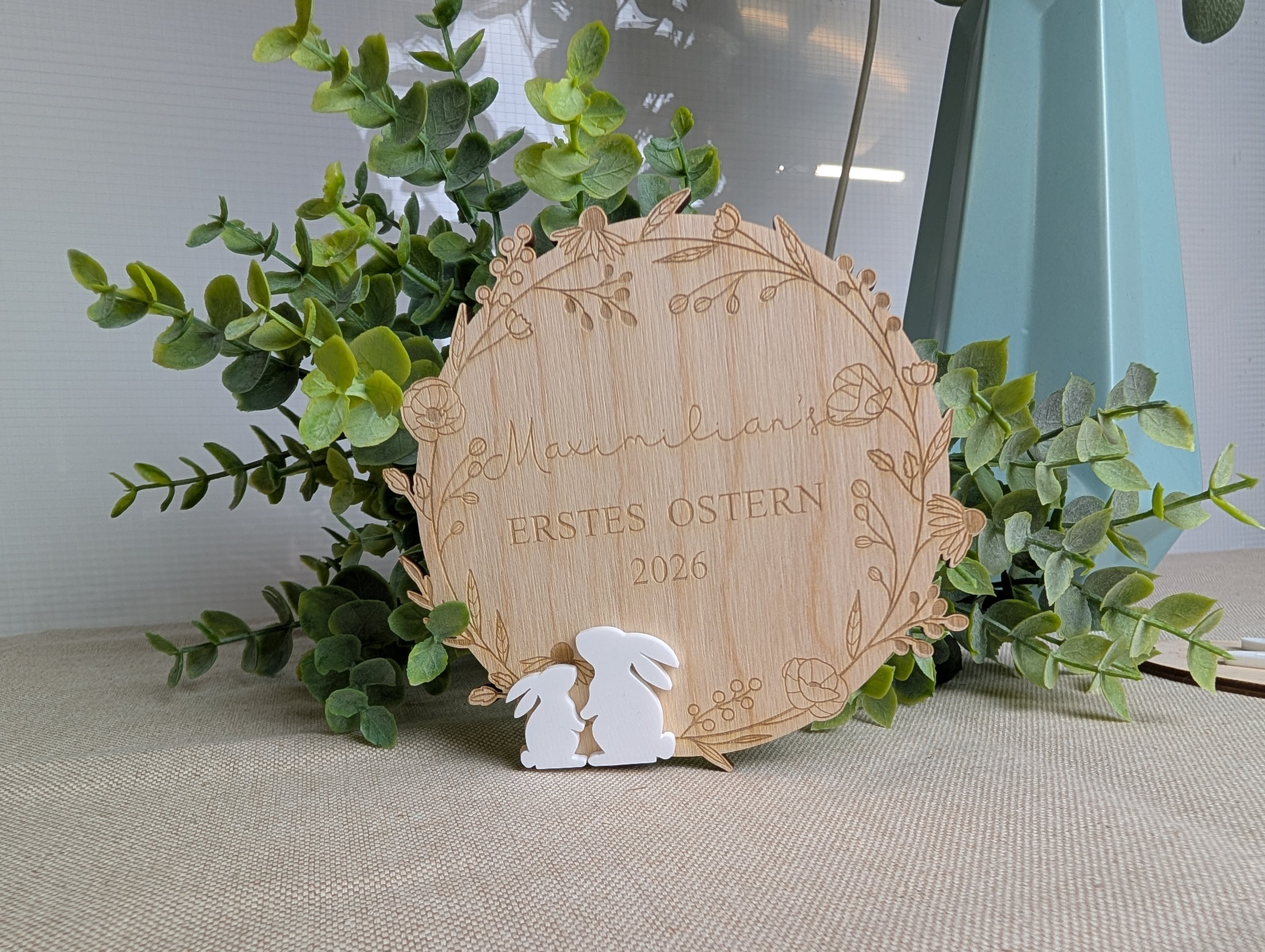 Personalisiertes Holzschild "Erstes Ostern" mit 3D-Hasenfamilie