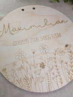 Personalisierte Geburtstafel aus Holz mit Blumenmotiv | Meilensteintafel Baby (Graviert oder 3D-Acryl)