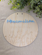 Personalisierte Geburtstafel aus Holz mit Blumenmotiv | Meilensteintafel Baby (Graviert oder 3D-Acryl)