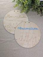Personalisierte Geburtstafel aus Holz mit Blumenmotiv | Meilensteintafel Baby (Graviert oder 3D-Acryl)