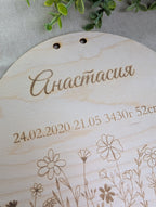 Personalisierte Geburtstafel aus Holz mit Blumenmotiv | Meilensteintafel Baby (Graviert oder 3D-Acryl)