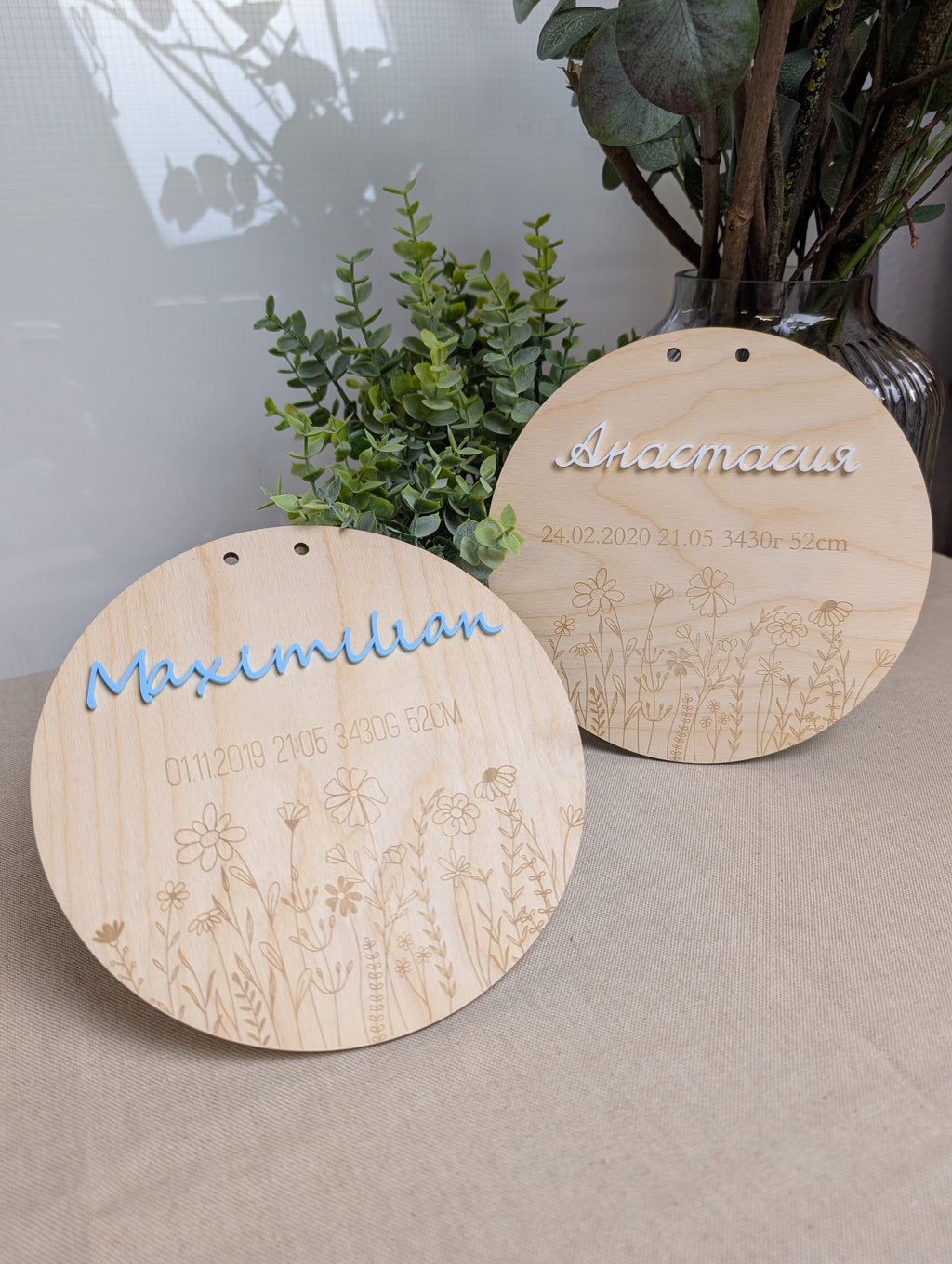 Personalisierte Geburtstafel aus Holz mit Blumenmotiv | Meilensteintafel Baby (Graviert oder 3D-Acryl)
