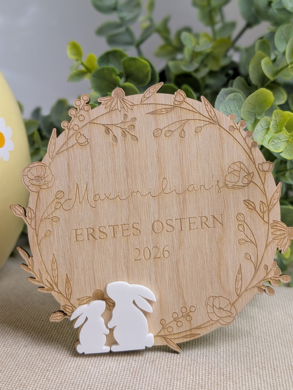 Personalisiertes Holzschild "Erstes Ostern" mit 3D-Hasenfamilie