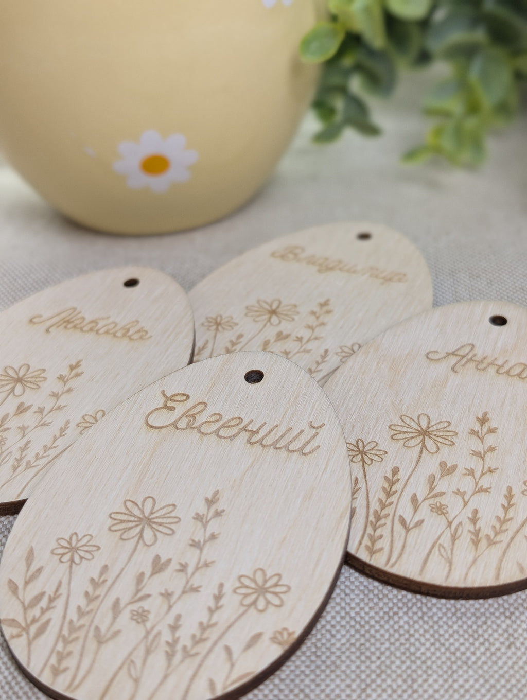 Personalisiertes Holz-Ei "Wildblume" mit Hase | Osterei Anhänger (Auch in Russisch / Kyrillisch)