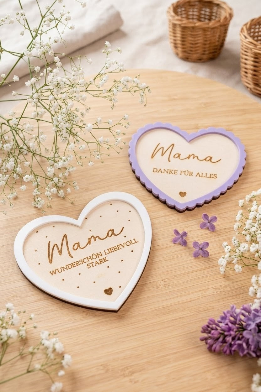 Dekoratives Herz-Schild „Mama“ aus Holz mit 3D-Acrylrahmen