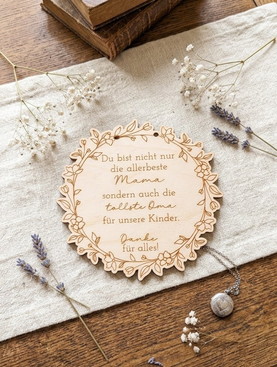 Graviertes Holzschild "Mama & Oma" mit Blumenkranz | Personalisiert