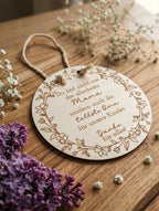 Graviertes Holzschild "Mama & Oma" mit Blumenkranz | Personalisiert