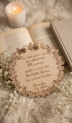 Graviertes Holzschild "Mama & Oma" mit Blumenkranz | Personalisiert