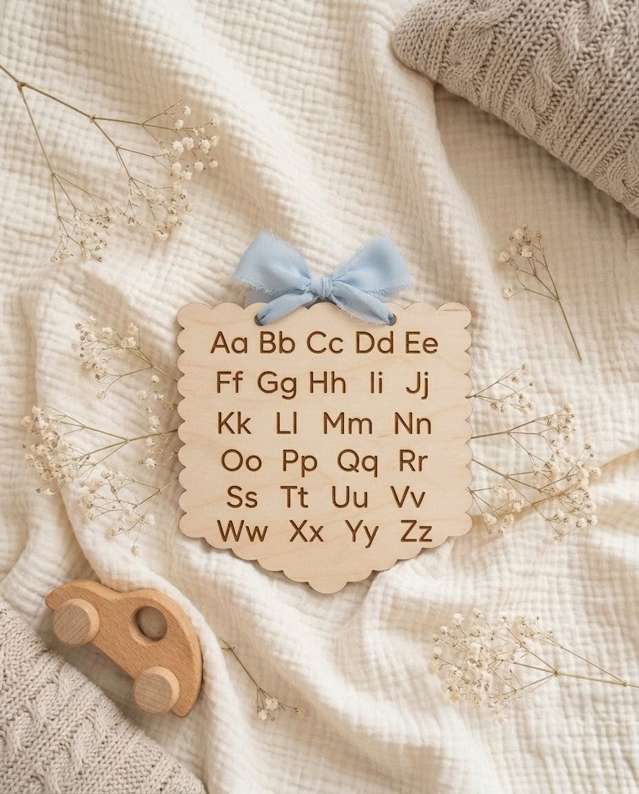 ABC Holz-Wimpel – Graviertes Alphabet Schild für das Kinderzimmer