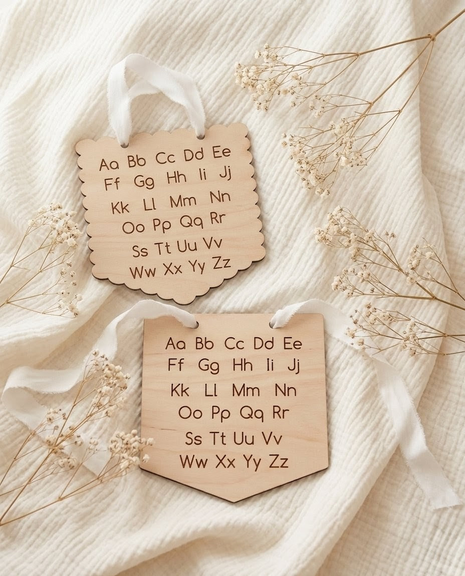 ABC Holz-Wimpel – Graviertes Alphabet Schild für das Kinderzimmer