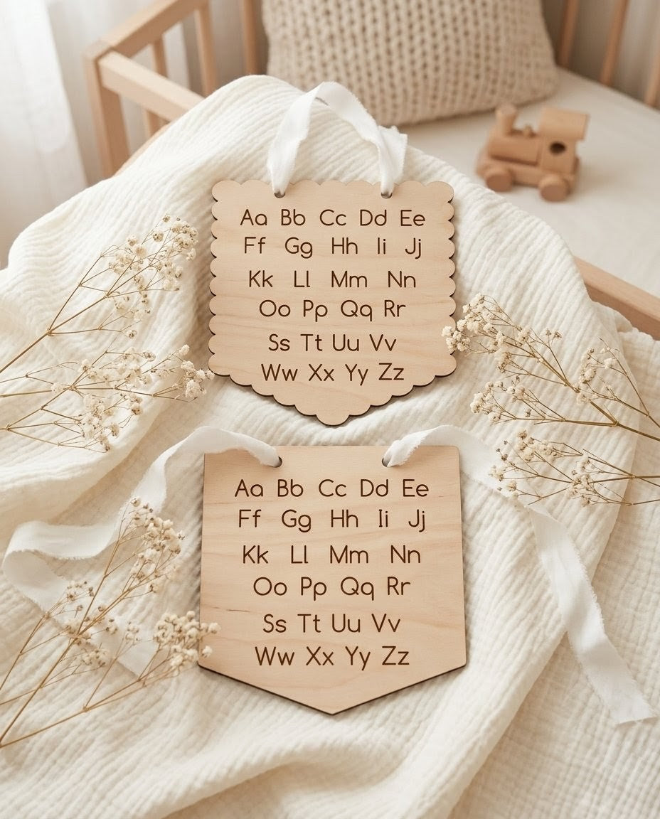 ABC Holz-Wimpel – Graviertes Alphabet Schild für das Kinderzimmer