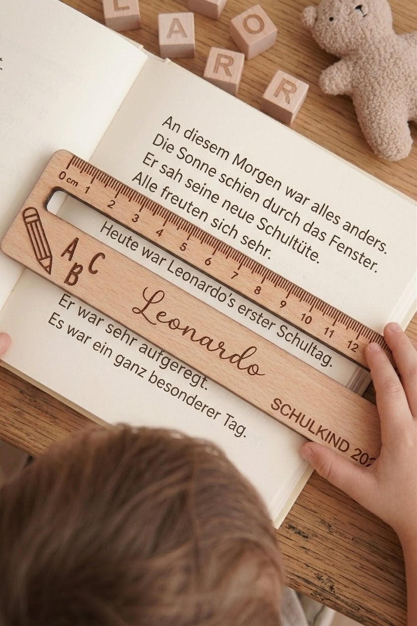 Personalisierte Lesehilfe mit Lineal aus Holz | Geschenk zur Einschulung