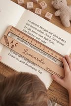 Personalisierte Lesehilfe mit Lineal aus Holz | Geschenk zur Einschulung