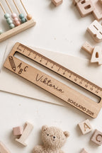 Personalisierte Lesehilfe mit Lineal aus Holz | Geschenk zur Einschulung