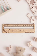 Personalisierte Lesehilfe mit Lineal aus Holz | Geschenk zur Einschulung