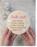 Personalisierte Geburtsanzeige "Hallo Welt" | Meilensteintafel aus Holz mit 3D-Acryl