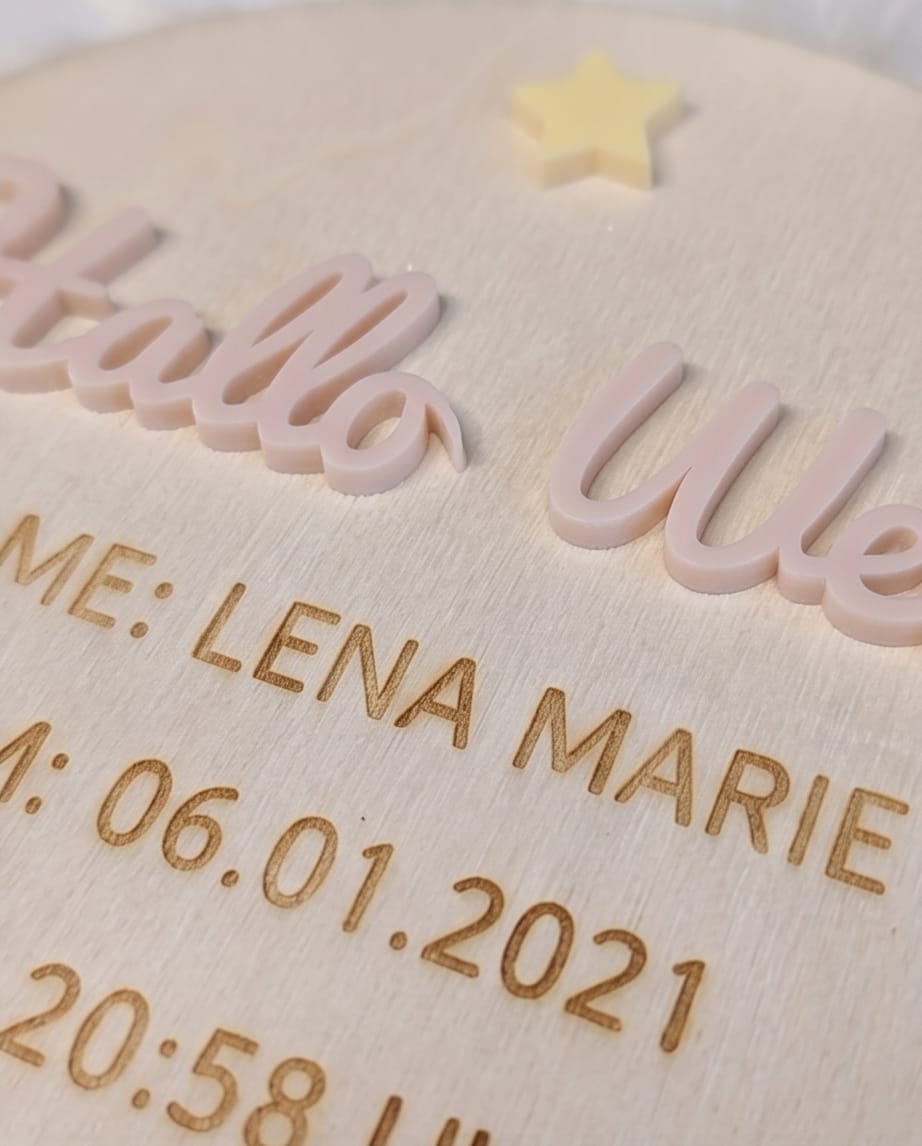 Personalisierte Geburtsanzeige "Hallo Welt" | Meilensteintafel aus Holz mit 3D-Acryl