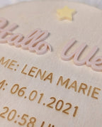 Personalisierte Geburtsanzeige "Hallo Welt" | Meilensteintafel aus Holz mit 3D-Acryl