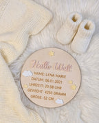 Personalisierte Geburtsanzeige "Hallo Welt" | Meilensteintafel aus Holz mit 3D-Acryl