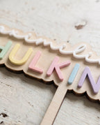 Personalisierter Cake Topper "Schulkind 2026" | Tortenstecker aus Holz mit 3D-Wunschname