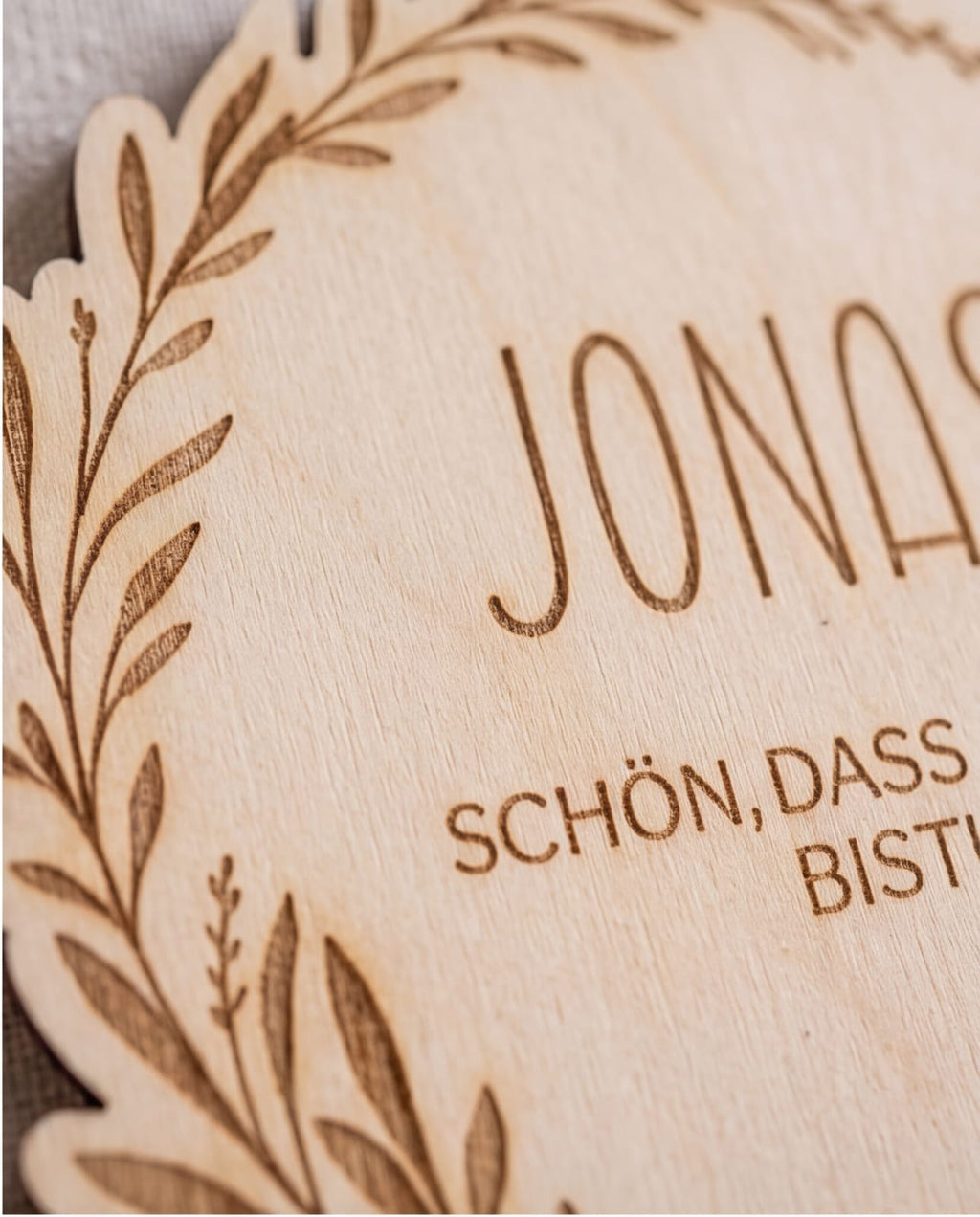 Personalisierte Platzkarte aus Holz "Floral" | Namensschild für Hochzeit, Geburtstag & Jubiläum