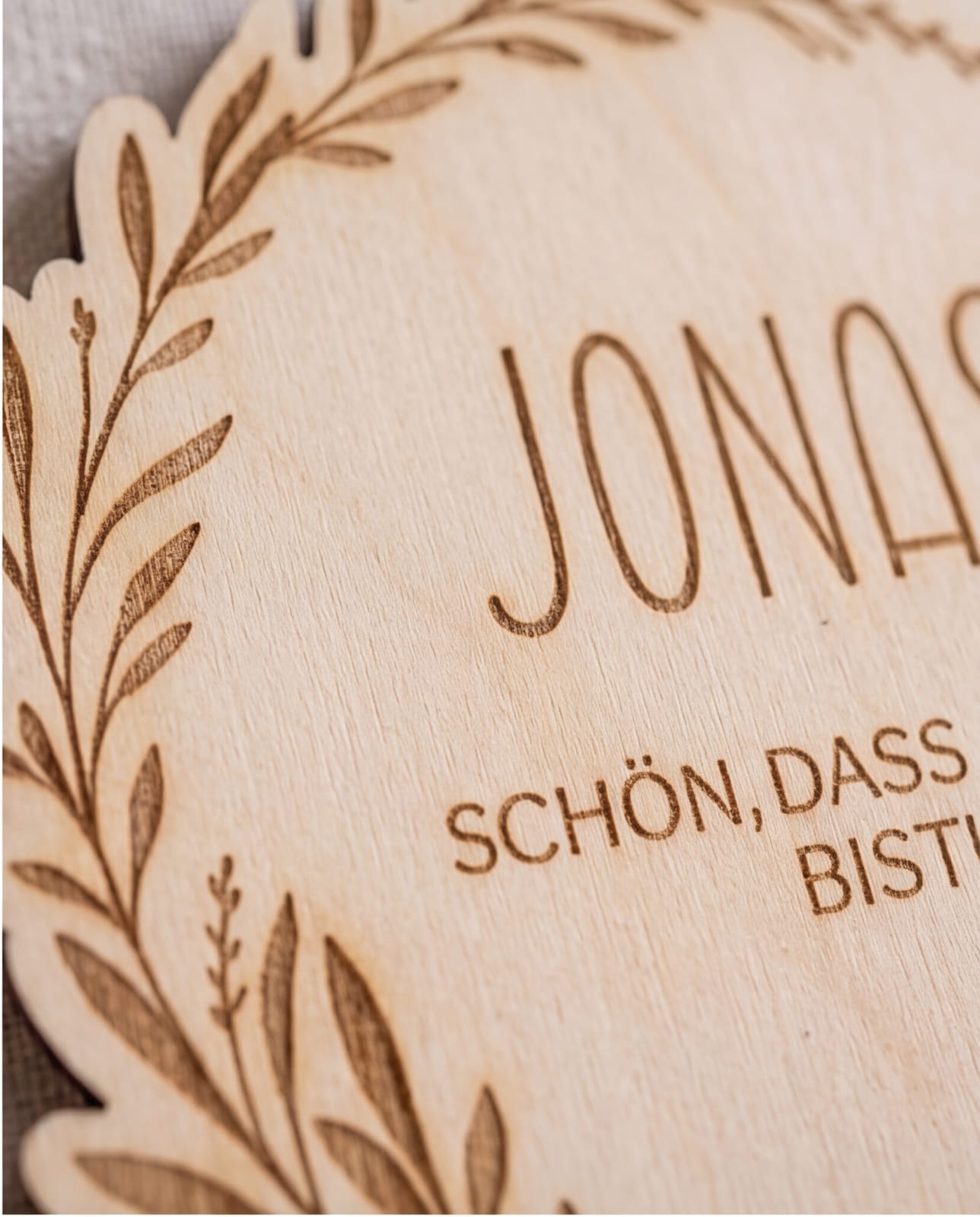 Personalisierte Platzkarte aus Holz "Floral" | Namensschild für Hochzeit, Geburtstag & Jubiläum