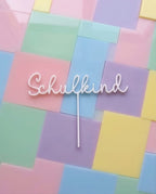 Cake Topper "Schulkind" aus Acryl | Eleganter Tortenstecker für die Einschulung in Wunschfarbe