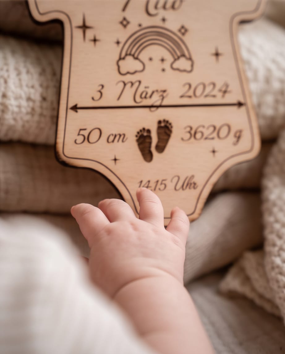 Personalisiertes Geburtsdatenschild "Baby-Body" | Anhänger zur Geburt & Taufe aus Holz oder Spiegel-Acryl