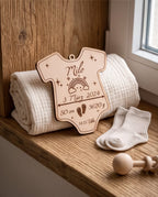 Personalisiertes Geburtsdatenschild "Baby-Body" | Anhänger zur Geburt & Taufe aus Holz oder Spiegel-Acryl