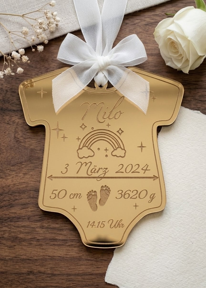 Personalisiertes Geburtsdatenschild "Baby-Body" | Anhänger zur Geburt & Taufe aus Holz oder Spiegel-Acryl
