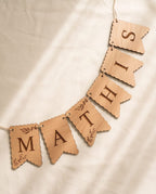 Personalisierte Wimpelkette aus Holz | Individuelle Buchstaben-Wimpel für Kinderzimmer & Deko