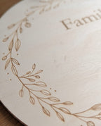 Personalisiertes Türschild "Familie" aus Birkenholz mit Blätterkranz | Namensschild