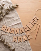 Wimpelkette aus Holz "Schulkind" mit Jahreszahl | Personalisierbare Deko zur Einschulung
