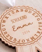 Holz-Medaille "Schulkind 2026" mit ABC | Wählbar mit Name