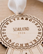 Holz-Medaille "Schulkind 2026" mit ABC | Wählbar mit Name