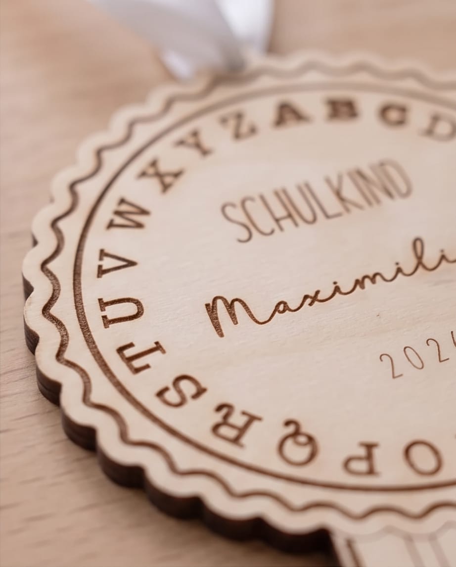Holz-Medaille "Schulkind 2026" mit ABC | Wählbar mit Name