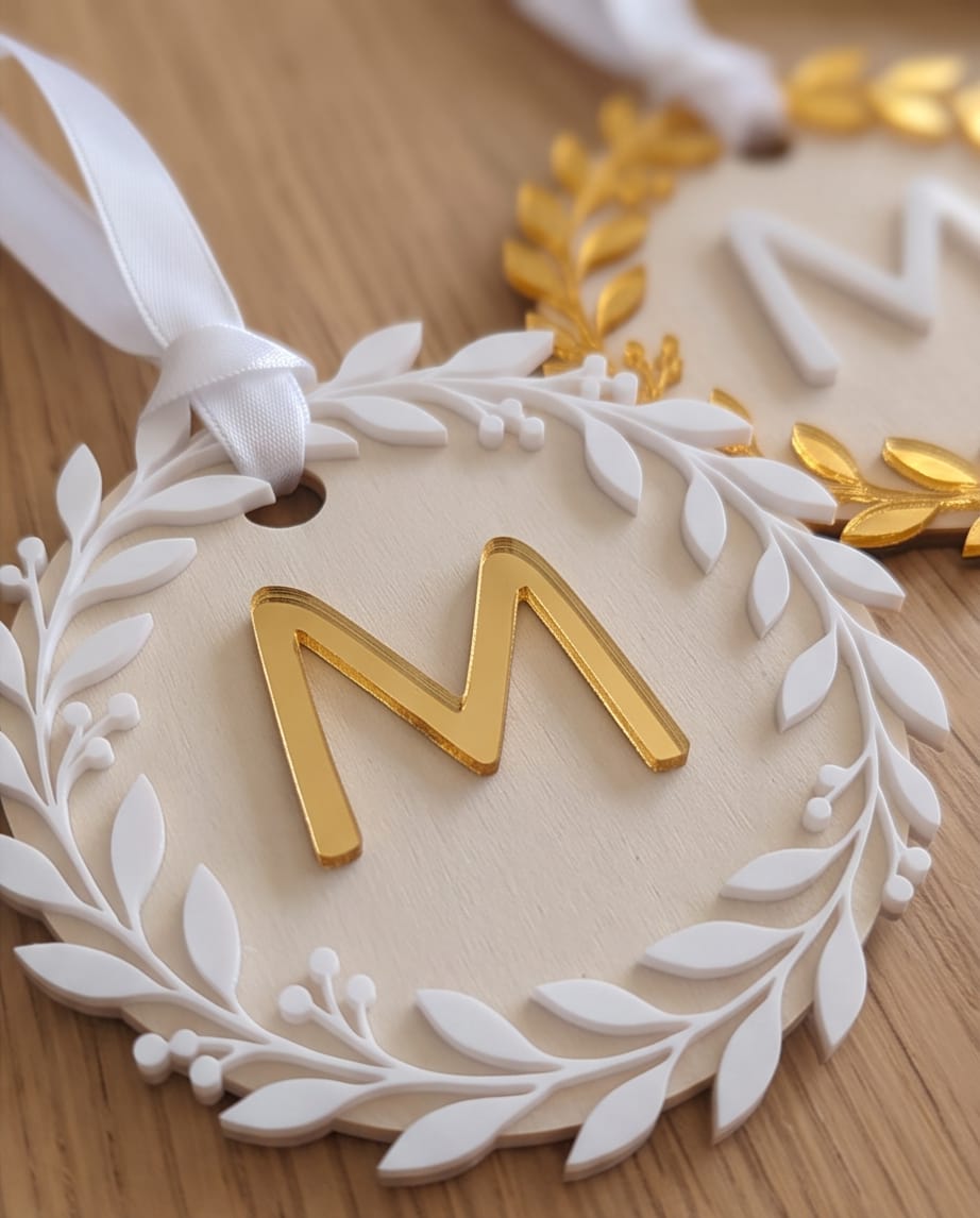 3D-Acryl Weihnachtskugel aus Holz | Initiale & Kranz | Geschenkanhänger