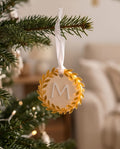 3D-Acryl Weihnachtskugel aus Holz | Initiale & Kranz | Geschenkanhänger