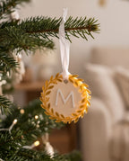 3D-Acryl Weihnachtskugel aus Holz | Initiale & Kranz | Geschenkanhänger